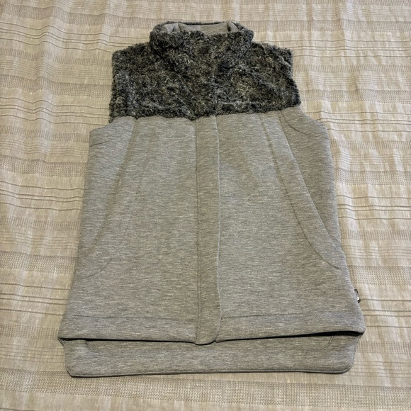The North Face Womens Hybrination Thermal 3D Faux Fur Vest Gray SMALL - Picture 3 of 11
